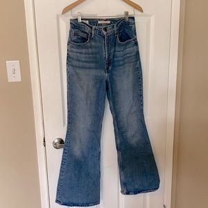 28W 30L 70s flare Women’s Levis Jeans. High Waste, sit at ribcage.